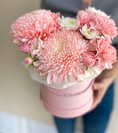 Цветы в коробке персиковый монохром